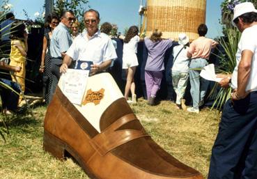 Iconographie - La plus grosse chaussure du monde, Festival des records