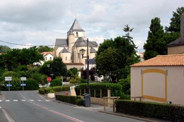 Iconographie - L'abside de l'église, en juin