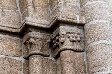 Iconographie - Chapiteaux près du portail de l'église Saint-Laurent