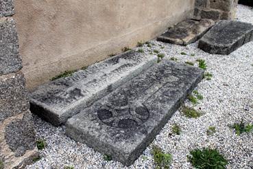 Iconographie - Pierres tombales près de l'église Saint-Laurent