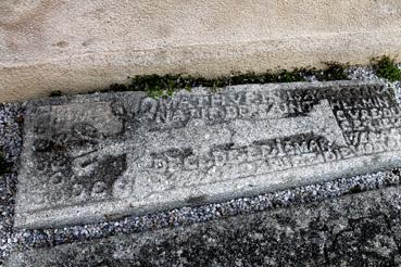 Iconographie - Pierre tombale près de l'église Saint-Laurent
