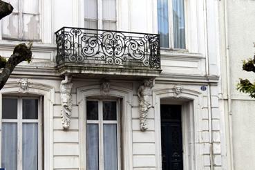 Iconographie - Balcon d'un immeubles fin XIXe siècle de l'avenue Gambetta