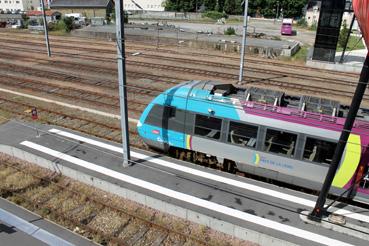 Iconographie - Train en gare et les voies nouvellement électrifiées