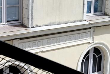 Iconographie - Napoléon-Vendée, inscription sur le pignon de la gare