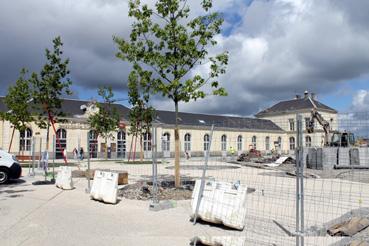 Iconographie - Aménagements devant la gare, côté boulevard Louis Blanc