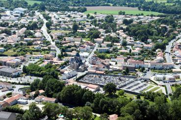 Iconographie - Le centre du bourg, vue aérienne