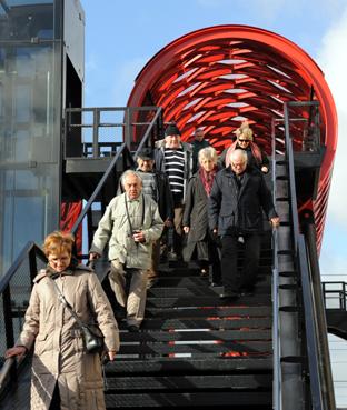 Iconographie - Personnes âgées descendant de la nouvelle passerelle