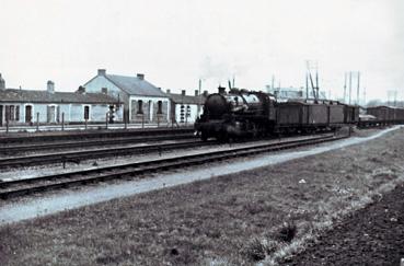 Iconographie - Le 140H 712 en tête d'un train en provenance de Nantes