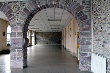 Iconographie - Intérieur des halles en pierres des Plochères