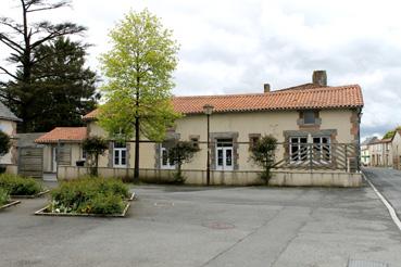 Iconographie - Bâtiment près du presbytère en pierres des Plochères