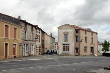 Iconographie - Immeubles et maisons face à l'église