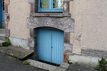 Iconographie - Accès d'une cave en pierres des Plochères