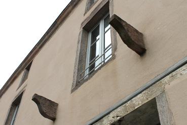 Iconographie - Corbeaux de balcon en pierres des Plochères