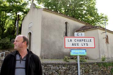 Iconographie - Le maire devant la chapelle