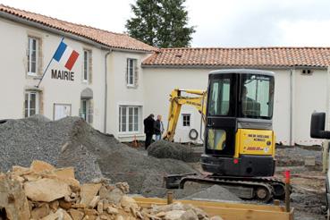 Iconographie - Aménagement d'un cadran solaire devant la mairie