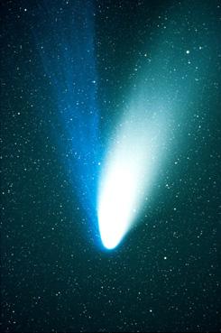 Iconographie - Comète Hale Bopp et sa double queue dans le ciel étoilé