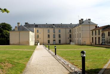 Iconographie - Domaine Saint-Sauveur, cour arrière, les communs