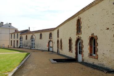 Iconographie - Domaine Saint-Sauveur, cour arrière, les communs