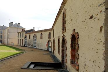 Iconographie - Domaine Saint-Sauveur, cour arrière, les communs