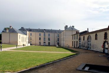 Iconographie - Domaine Saint-Sauveur, cour arrière, chapelle et communs