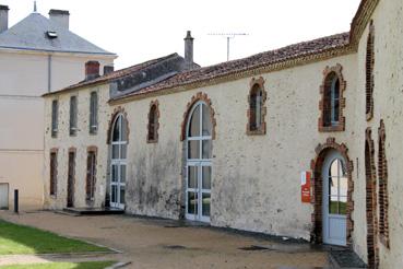 Iconographie - Domaine Saint-Sauveur, cour arrière, anciens communs