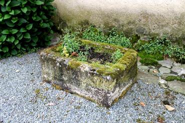 Iconographie - Moulin Migné - Une auge servant de bac à fleurs