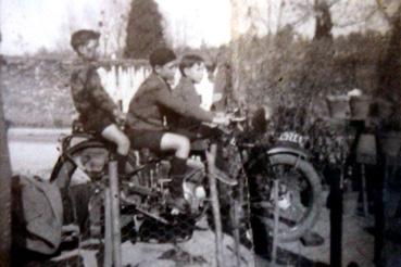 Iconographie - Moulin Migné - Trois garçons sur une motocyclette