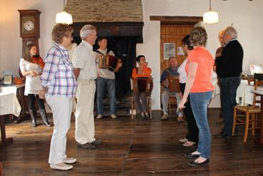 Iconographie - Danseurs et musiciens du groupe Musique traditionnelle en Bocage 