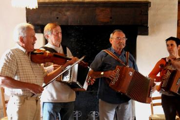 Iconographie - Musiciens du groupe Musique traditionnelle en Bocage