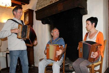 Iconographie - Accordéonistes du groupe Musique traditionnelle en Bocage