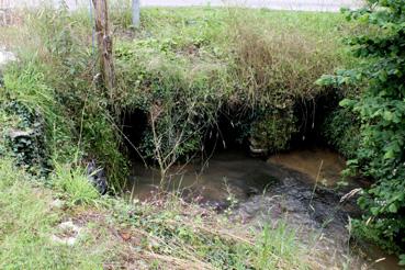 Iconographie - Le passage de l'eau sous la route, au Moulin Millet