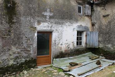 Iconographie - Croix blanche à l'entrée du logement du Moulin Millet