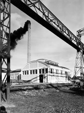 Iconographie - Cheminée de la manufacture crachant ses suies noires