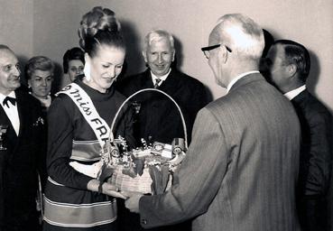 Iconographie - Venue de Miss France avec Madame de Fontenay à la laiterie