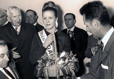 Iconographie - Venue de Miss France avec Madame de Fontenay à la laiterie