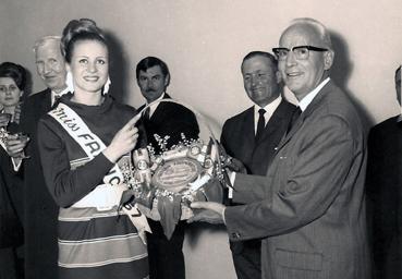 Iconographie - Venue de Miss France avec Madame de Fontenay à la laiterie