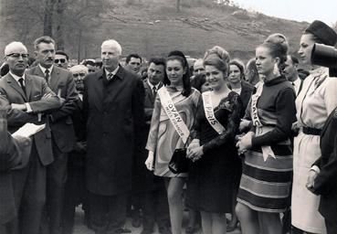 Iconographie - Venue de Miss France avec Madame de Fontenay à la laiterie