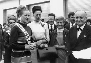 Iconographie - Venue de Miss France avec Madame de Fontenay à la laiterie