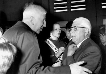 Iconographie - Venue de Miss France avec Madame de Fontenay à la laiterie