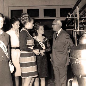 Iconographie - Venue de Miss France avec Madame de Fontenay à la laiterie