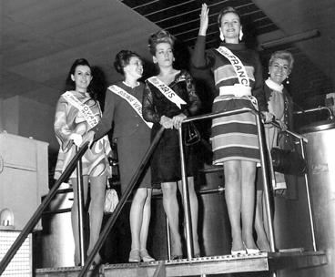 Iconographie - Venue de Miss France avec Madame de Fontenay à la laiterie