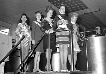 Iconographie - Venue de Miss France avec Madame de Fontenay à la laiterie