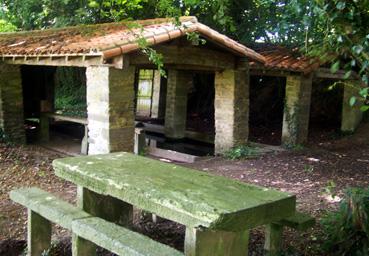 Iconographie - Le lavoir en pierres des Plochères