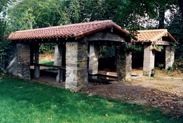 Iconographie - Le lavoir en pierres des Plochères