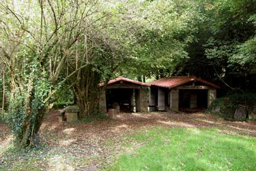 Iconographie - Le lavoir en pierres des Plochères