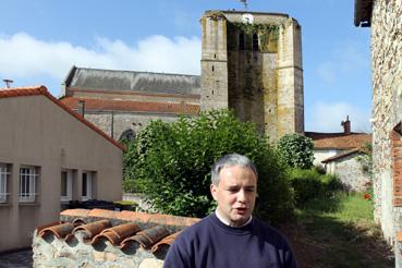 Iconographie - Damien Rondeau, historien local présentant C.-L. Largeteau