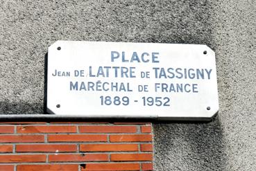 Iconographie - Plaque Place Jean de Lattre de Tassigny, maréchal de France
