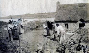 Iconographie - Battage au fléau à la ferme, près de la mer avec la participation des femmes