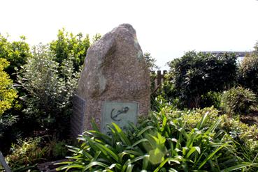 Iconographie - Stèle érigée par la Caisse d'entraide des familles de péris en mer (ancien jardin)