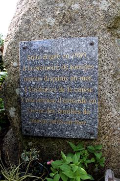 Iconographie - Stèle érigée par la Caisse d'entraide des familles de péris en mer (derrière)